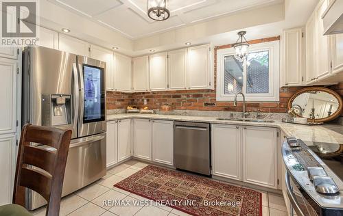 12 Axminster Road, Brampton, ON - Indoor Photo Showing Kitchen With Upgraded Kitchen