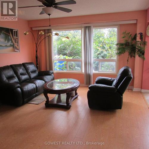 37 Clyde Road, Brampton, ON - Indoor Photo Showing Living Room