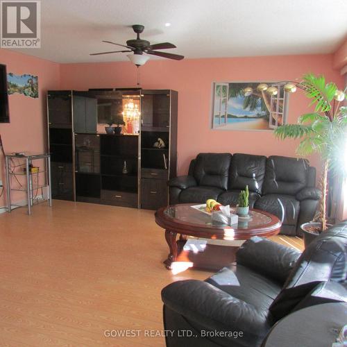 37 Clyde Road, Brampton, ON - Indoor Photo Showing Living Room