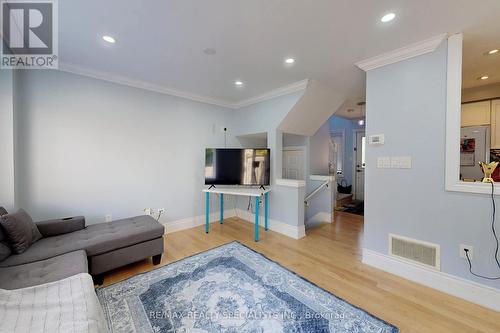 7046 Black Walnut Trail, Mississauga, ON - Indoor Photo Showing Living Room