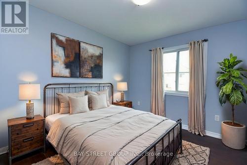 7733 Oldfield Road, Niagara Falls, ON - Indoor Photo Showing Bedroom