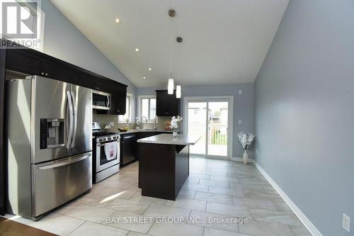 7733 Oldfield Road, Niagara Falls, ON - Indoor Photo Showing Kitchen With Upgraded Kitchen