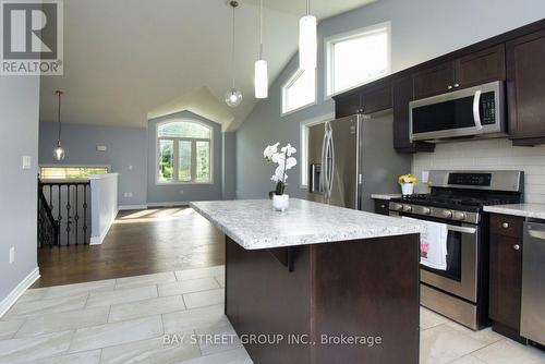 7733 Oldfield Road, Niagara Falls, ON - Indoor Photo Showing Kitchen With Upgraded Kitchen