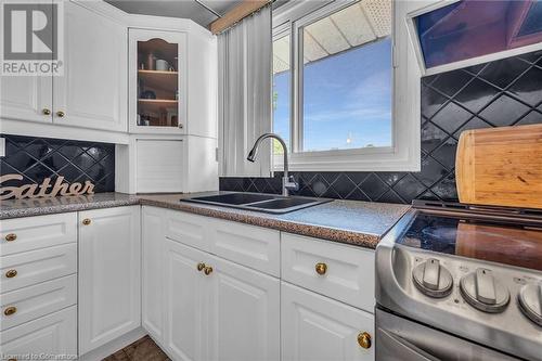 14 Par Place, Hamilton, ON - Indoor Photo Showing Kitchen With Double Sink