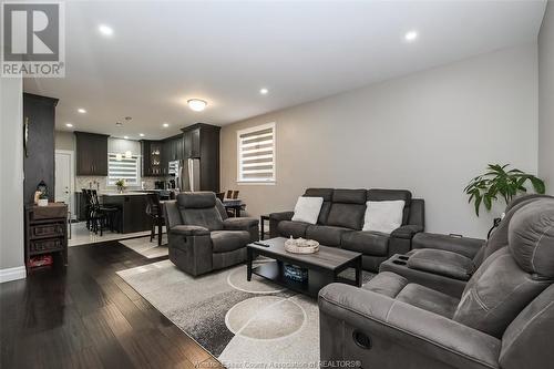 2332 Meldrum, Windsor, ON - Indoor Photo Showing Living Room