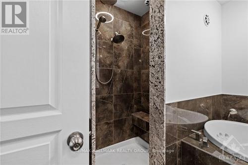 941 Scala Avenue, Ottawa, ON - Indoor Photo Showing Bathroom