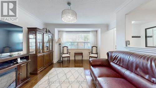 1 Fairbourne Crescent, Toronto, ON - Indoor Photo Showing Living Room