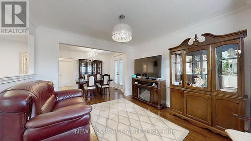 1 Fairbourne Crescent, Toronto, ON - Indoor Photo Showing Living Room