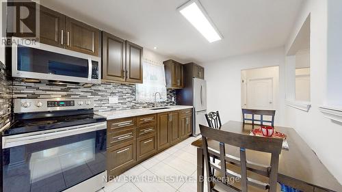 1 Fairbourne Crescent, Toronto, ON - Indoor Photo Showing Kitchen