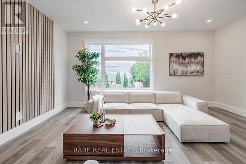 1411 Maple Way, Innisfil, ON - Indoor Photo Showing Living Room