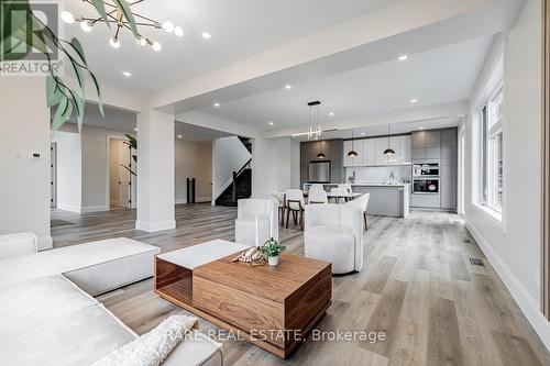 1411 Maple Way, Innisfil, ON - Indoor Photo Showing Living Room