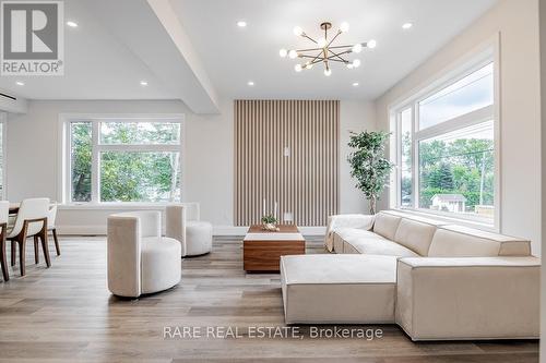 1411 Maple Way, Innisfil, ON - Indoor Photo Showing Living Room