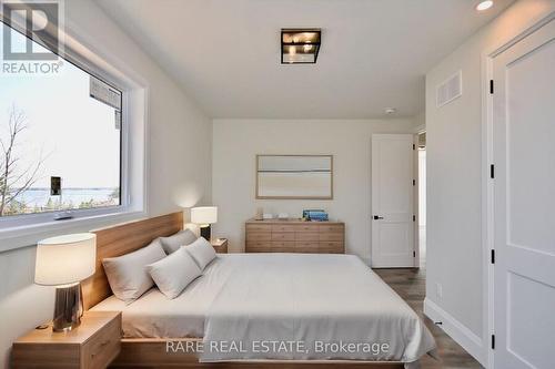 1411 Maple Way, Innisfil, ON - Indoor Photo Showing Bedroom