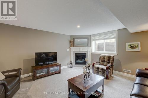 7 Drake Court, Strathroy-Caradoc (Sw), ON - Indoor Photo Showing Living Room With Fireplace