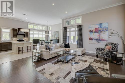 7 Drake Court, Strathroy-Caradoc (Sw), ON - Indoor Photo Showing Living Room