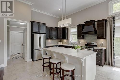 7 Drake Court, Strathroy-Caradoc (Sw), ON - Indoor Photo Showing Kitchen With Upgraded Kitchen