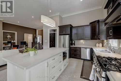 7 Drake Court, Strathroy-Caradoc (Sw), ON - Indoor Photo Showing Kitchen With Double Sink With Upgraded Kitchen