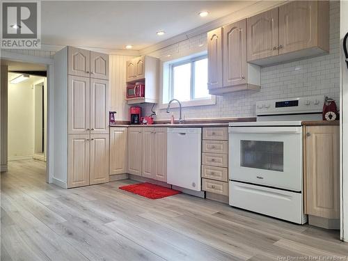 563 Rue Principale, Pointe-Verte, NB - Indoor Photo Showing Kitchen