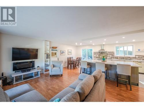 11821 Read Crescent, Summerland, BC - Indoor Photo Showing Living Room