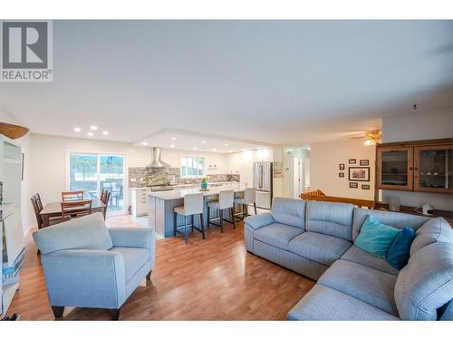 11821 Read Crescent, Summerland, BC - Indoor Photo Showing Living Room