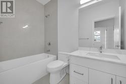 Top floor full bathroom - 