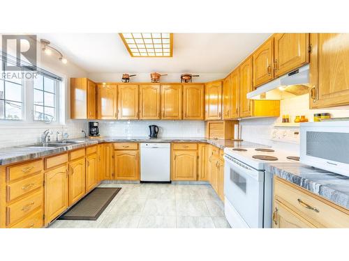 322 6Th Avenue, Creston, BC - Indoor Photo Showing Kitchen With Double Sink