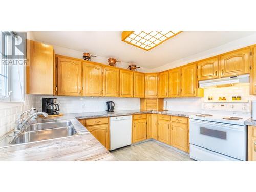 322 6Th Avenue, Creston, BC - Indoor Photo Showing Kitchen With Double Sink