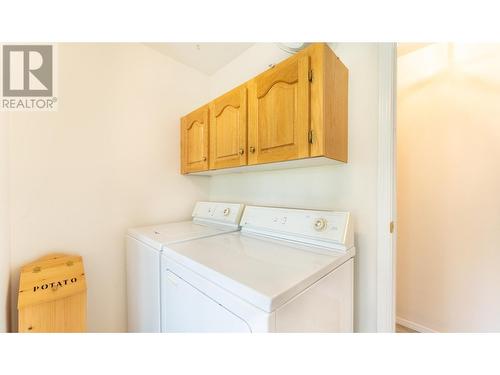 322 6Th Avenue, Creston, BC - Indoor Photo Showing Laundry Room