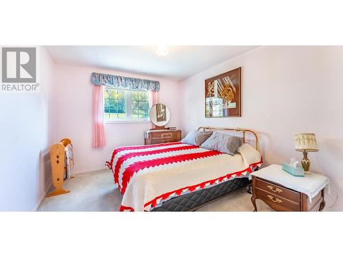 322 6Th Avenue, Creston, BC - Indoor Photo Showing Bedroom