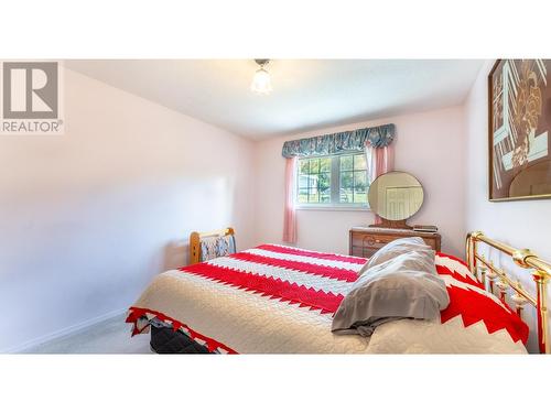 322 6Th Avenue, Creston, BC - Indoor Photo Showing Bedroom