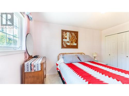 322 6Th Avenue, Creston, BC - Indoor Photo Showing Bedroom