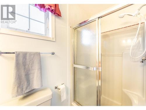 322 6Th Avenue, Creston, BC - Indoor Photo Showing Bathroom