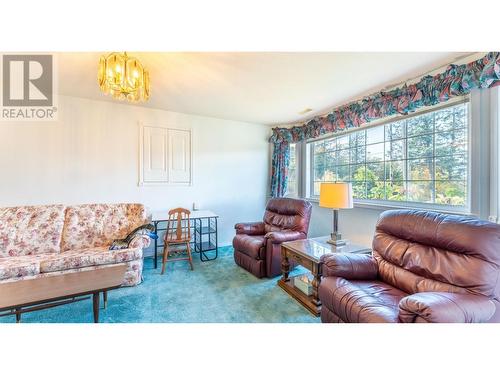 322 6Th Avenue, Creston, BC - Indoor Photo Showing Living Room