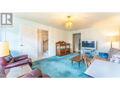 322 6Th Avenue, Creston, BC - Indoor Photo Showing Living Room