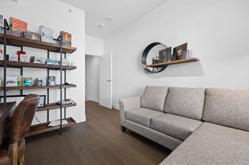 401-1191 Sunset Drive, Kelowna, BC - Indoor Photo Showing Living Room