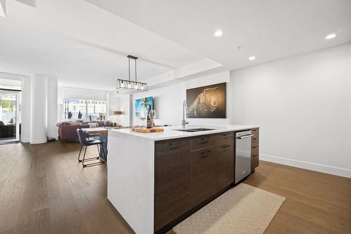 401-1191 Sunset Drive, Kelowna, BC - Indoor Photo Showing Kitchen