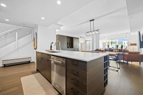 401-1191 Sunset Drive, Kelowna, BC - Indoor Photo Showing Kitchen With Upgraded Kitchen