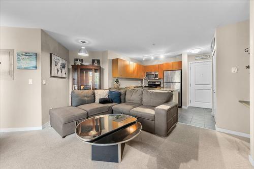 201-533 Yates Road, Kelowna, BC - Indoor Photo Showing Living Room