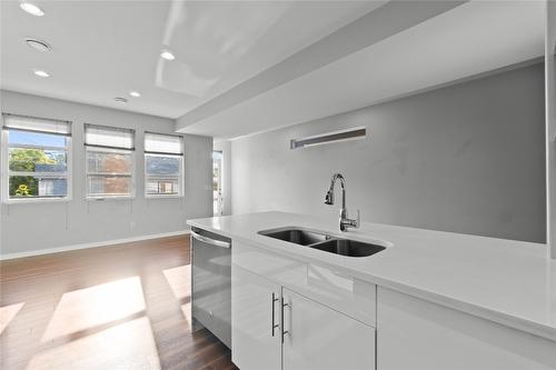 4077 28 Street, Vernon, BC - Indoor Photo Showing Kitchen With Double Sink