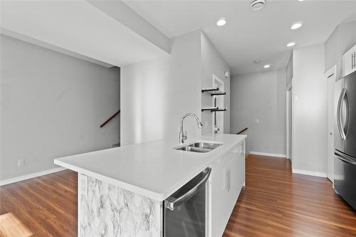 4077 28 Street, Vernon, BC - Indoor Photo Showing Kitchen With Double Sink