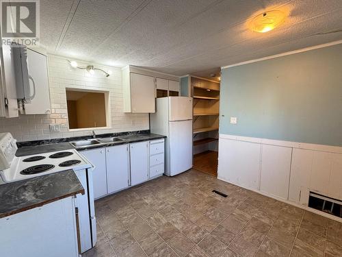 2776 Clapperton Avenue Unit# 30, Merritt, BC - Indoor Photo Showing Kitchen With Double Sink