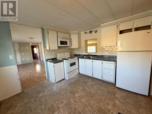 2776 Clapperton Avenue Unit# 30, Merritt, BC - Indoor Photo Showing Kitchen