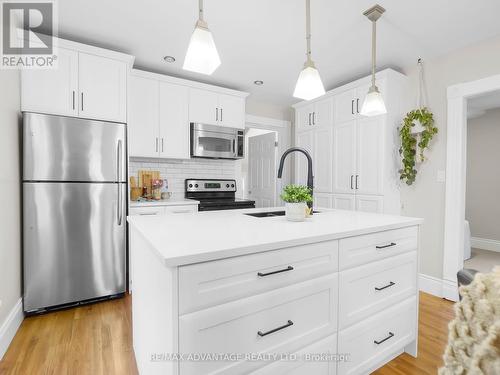 New island for easy meal prep - 80 Edward Street, London, ON - Indoor Photo Showing Kitchen With Upgraded Kitchen