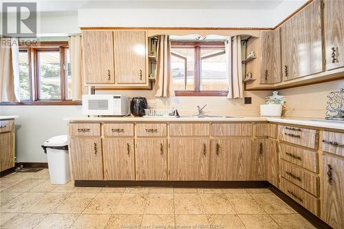 1557 Central Avenue, Windsor, ON - Indoor Photo Showing Kitchen