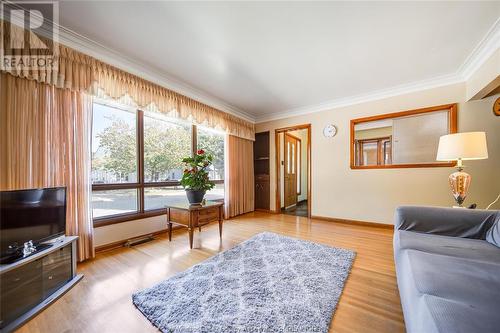 1557 Central Avenue, Windsor, ON - Indoor Photo Showing Living Room