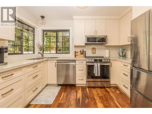 1961 18 Avenue Se, Salmon Arm, BC - Indoor Photo Showing Kitchen With Stainless Steel Kitchen With Double Sink