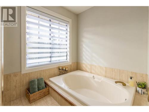 1961 18 Avenue Se, Salmon Arm, BC - Indoor Photo Showing Bathroom