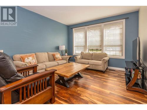 1961 18 Avenue Se, Salmon Arm, BC - Indoor Photo Showing Living Room