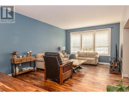 1961 18 Avenue Se, Salmon Arm, BC - Indoor Photo Showing Living Room