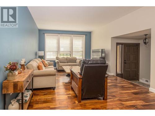 1961 18 Avenue Se, Salmon Arm, BC - Indoor Photo Showing Living Room